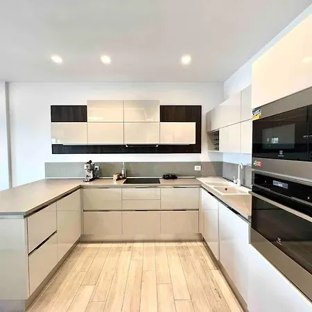 Ring Center / 2br Luxury Tirana